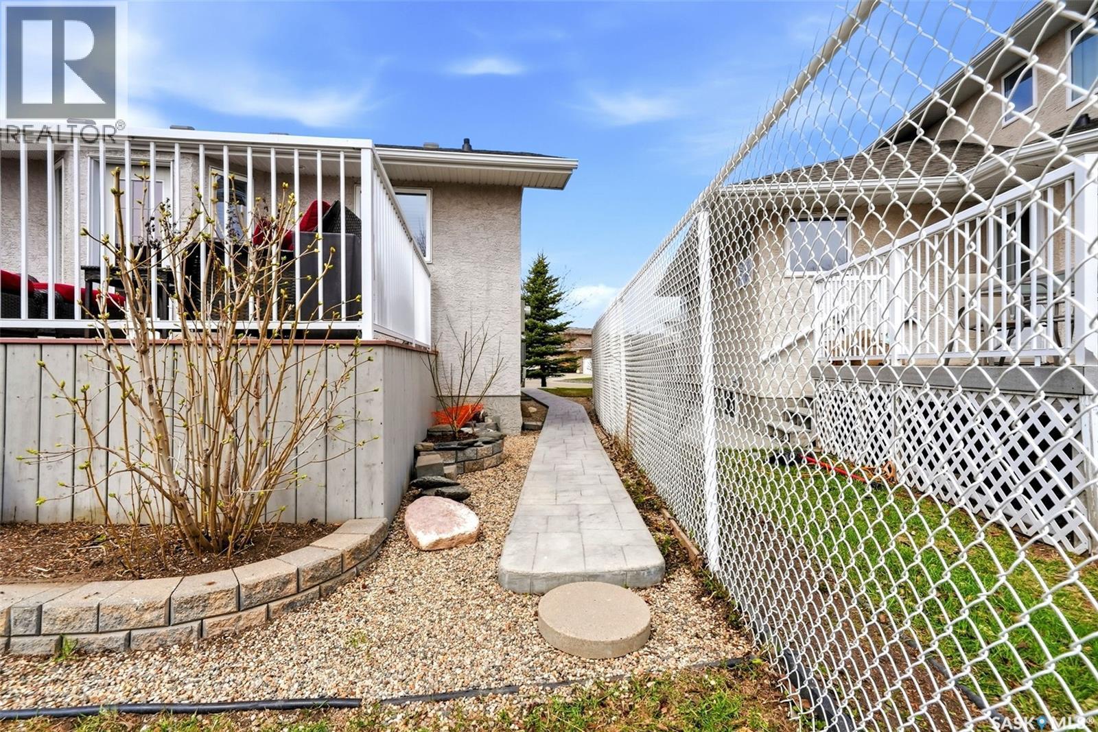 7211 Maple View Crescent, Regina, SK - Outdoor