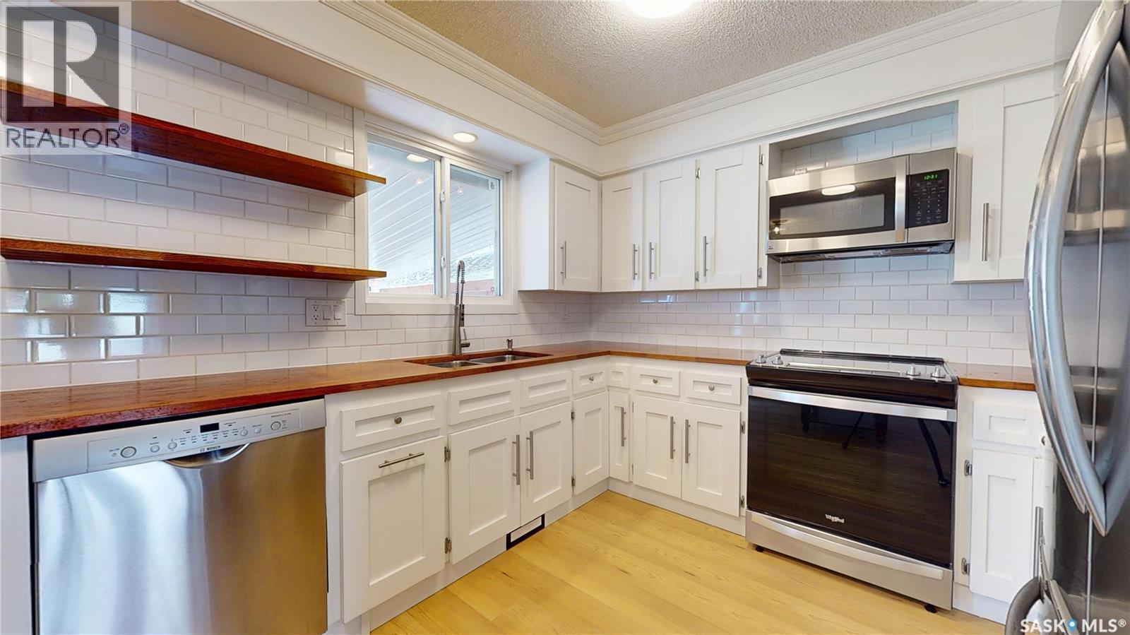 10 Chase Crescent, Regina, SK - Indoor Photo Showing Kitchen With Double Sink