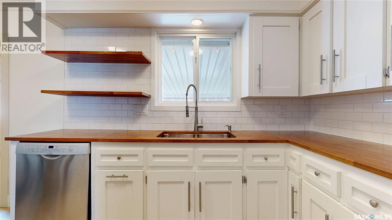 10 Chase Crescent, Regina, SK - Indoor Photo Showing Kitchen With Double Sink