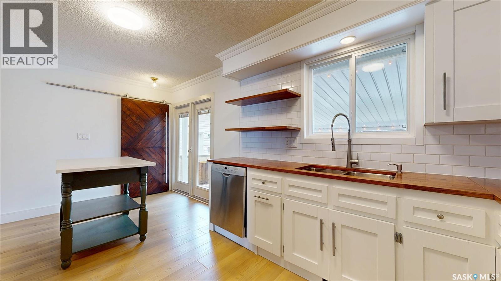 10 Chase Crescent, Regina, SK - Indoor Photo Showing Kitchen With Double Sink