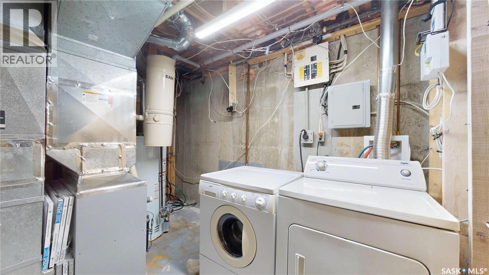 10 Chase Crescent, Regina, SK - Indoor Photo Showing Laundry Room