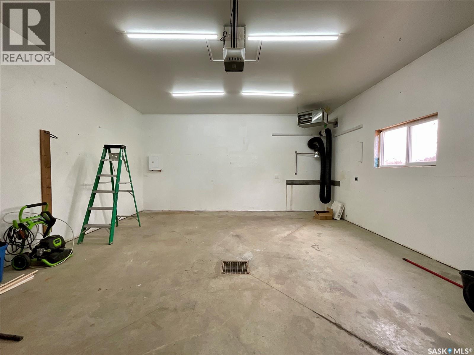 10 Chase Crescent, Regina, SK - Indoor Photo Showing Garage