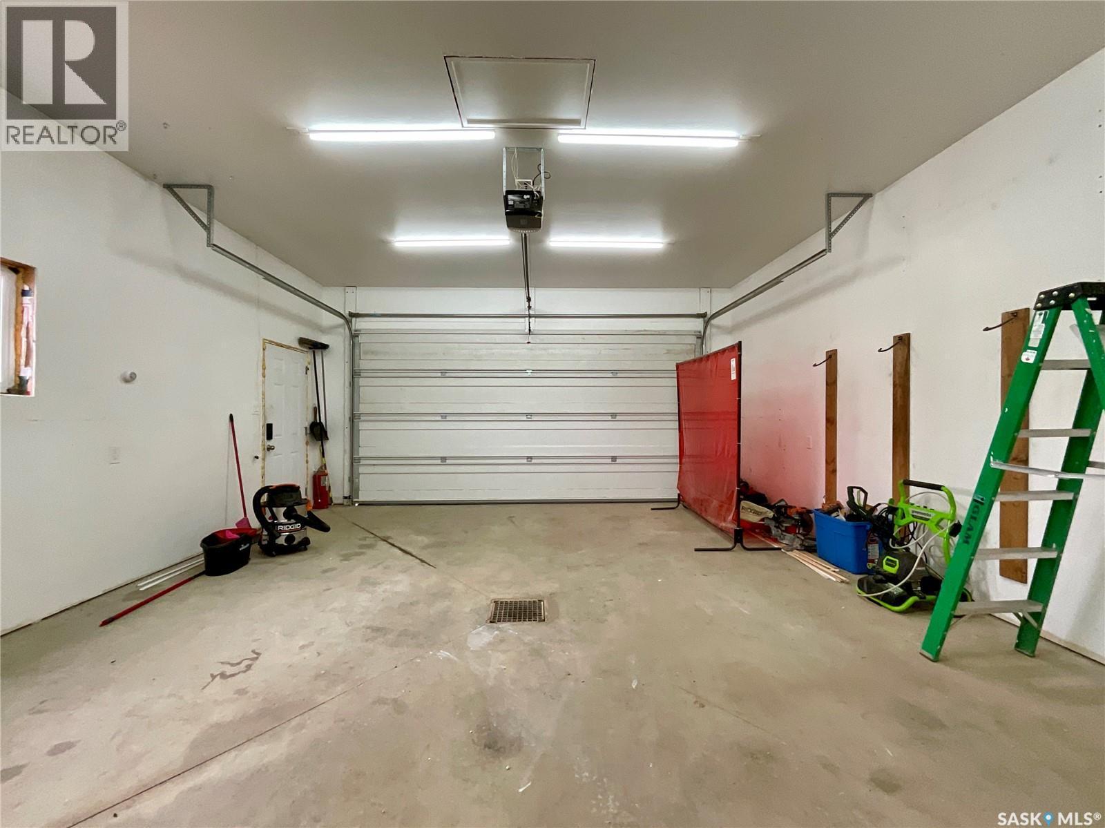 10 Chase Crescent, Regina, SK - Indoor Photo Showing Garage