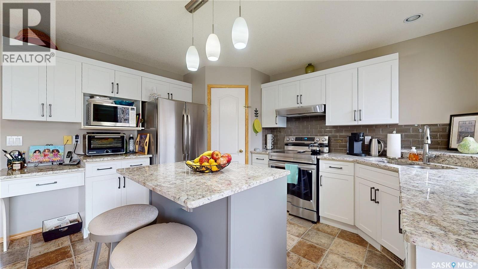 11172 Wascana Meadows, Regina, SK - Indoor Photo Showing Kitchen With Stainless Steel Kitchen With Upgraded Kitchen
