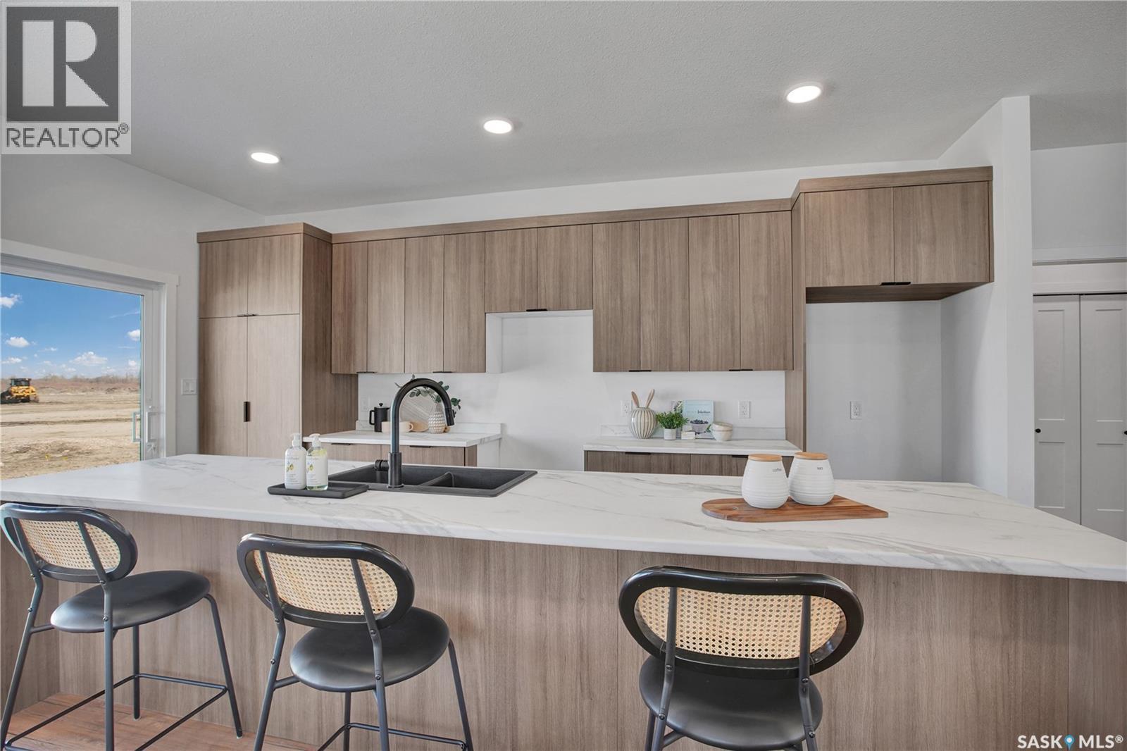 101 Emma Crescent, Martensville, SK - Indoor Photo Showing Kitchen With Double Sink With Upgraded Kitchen