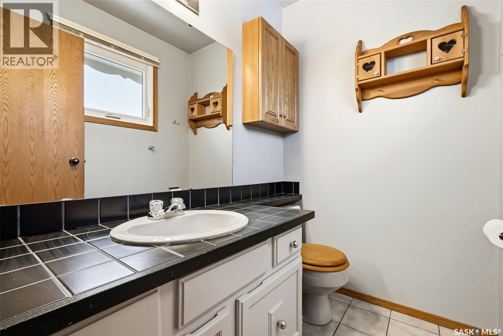10 Hayes Crescent, Regina, SK - Indoor Photo Showing Bathroom