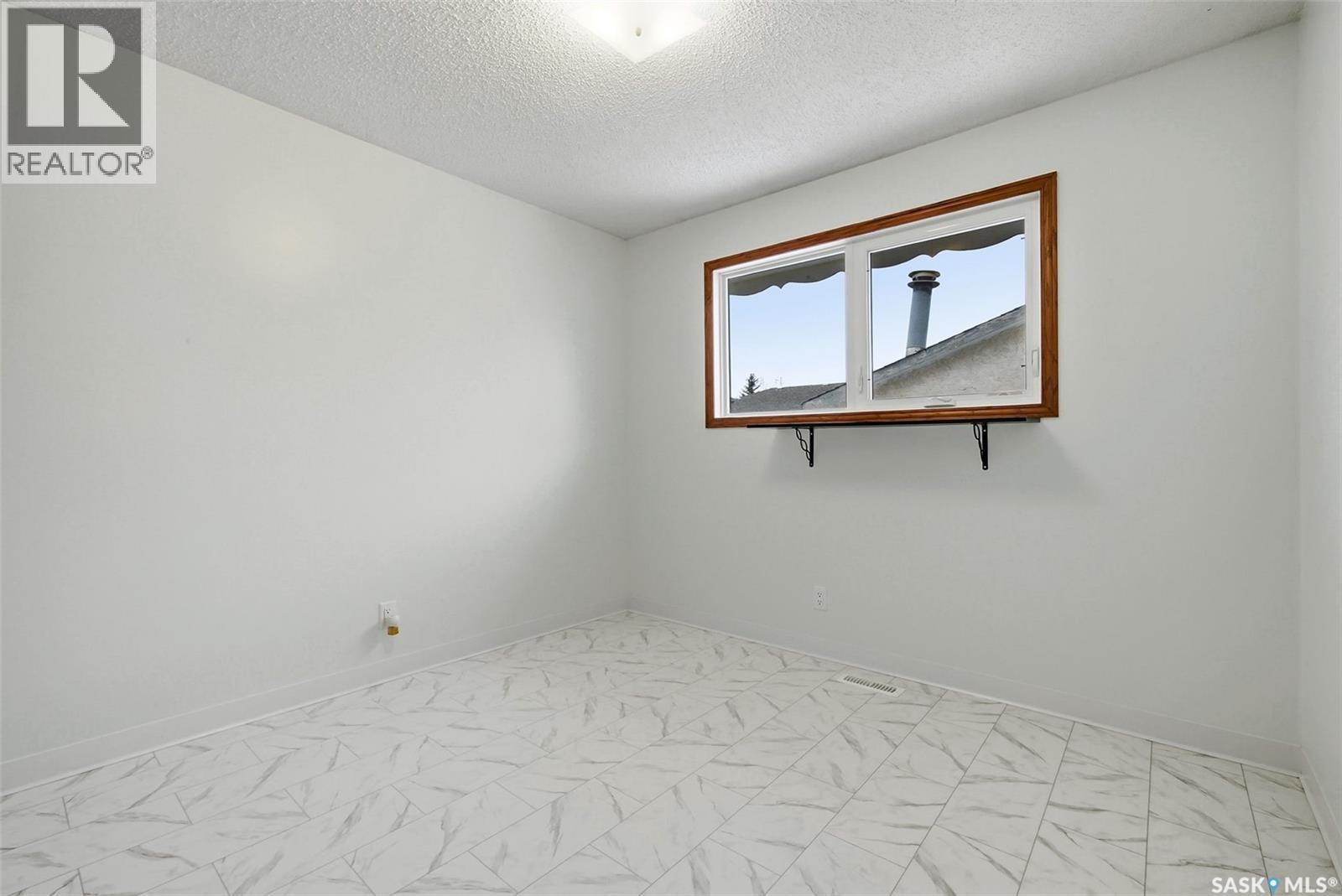 10 Hayes Crescent, Regina, SK - Indoor Photo Showing Other Room