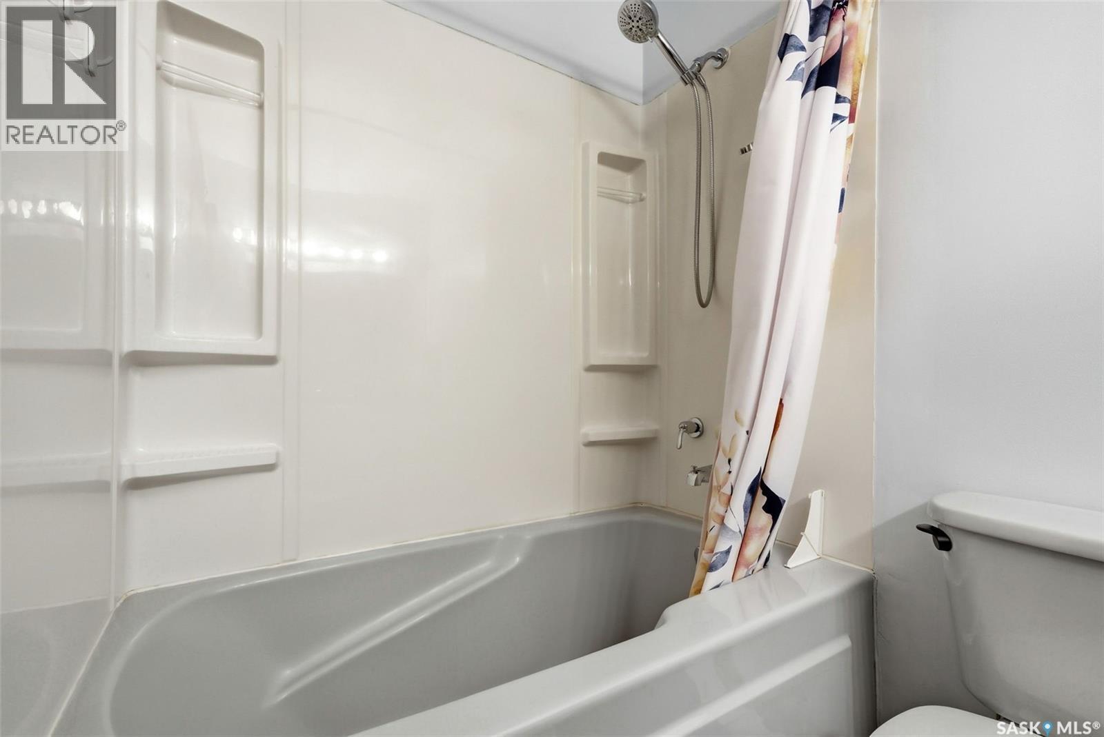 10 Hayes Crescent, Regina, SK - Indoor Photo Showing Bathroom