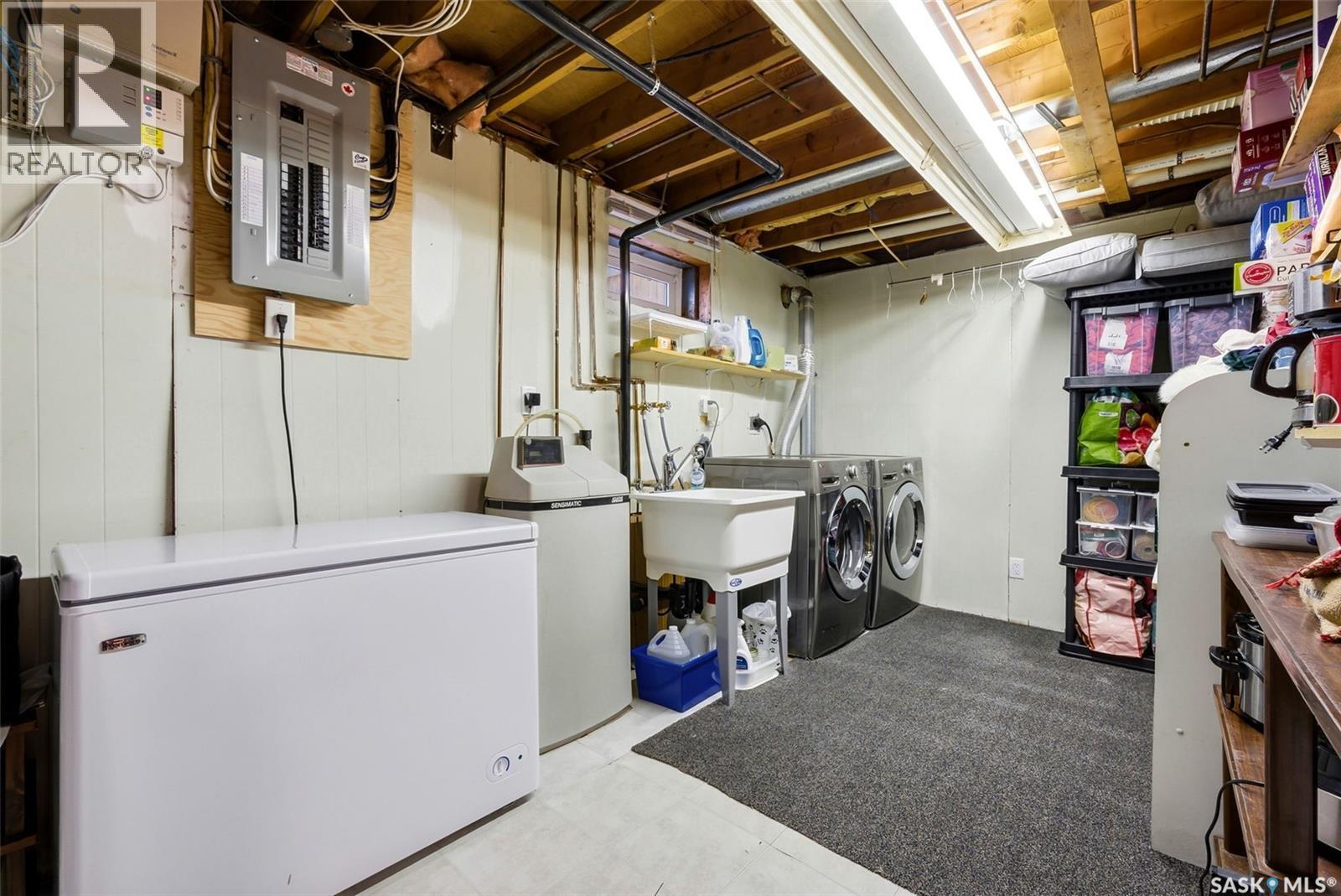 10 Hayes Crescent, Regina, SK - Indoor Photo Showing Laundry Room