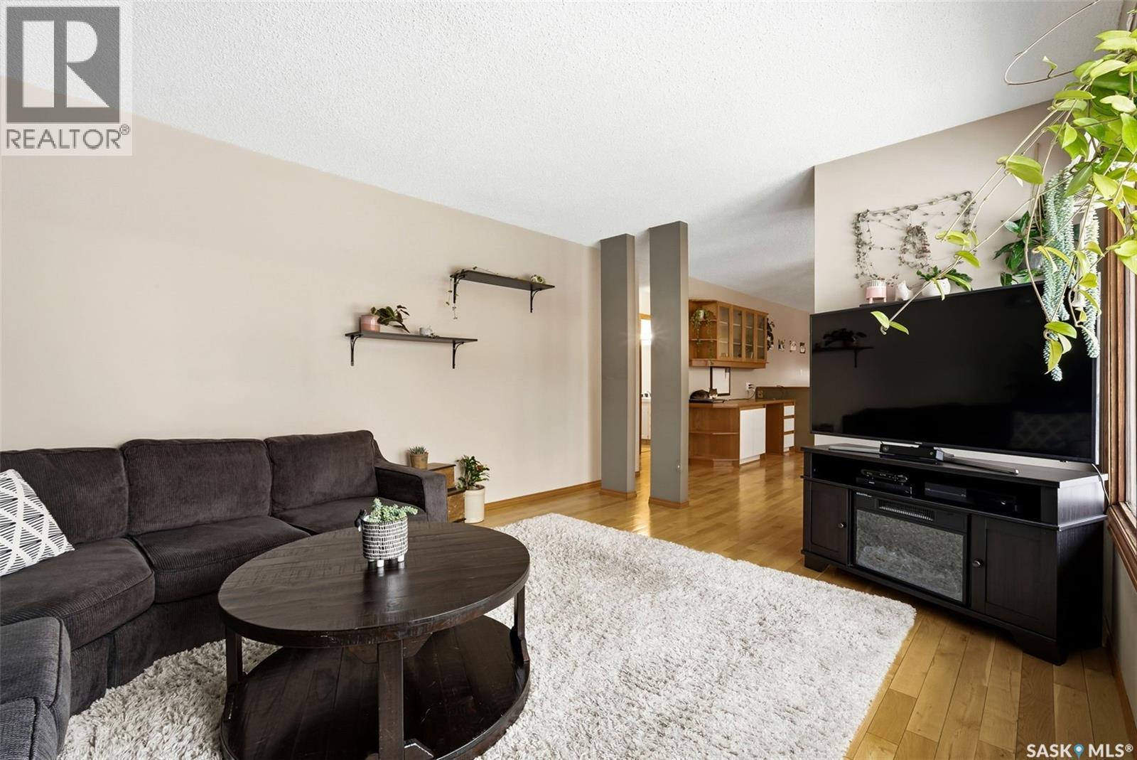 10 Hayes Crescent, Regina, SK - Indoor Photo Showing Living Room