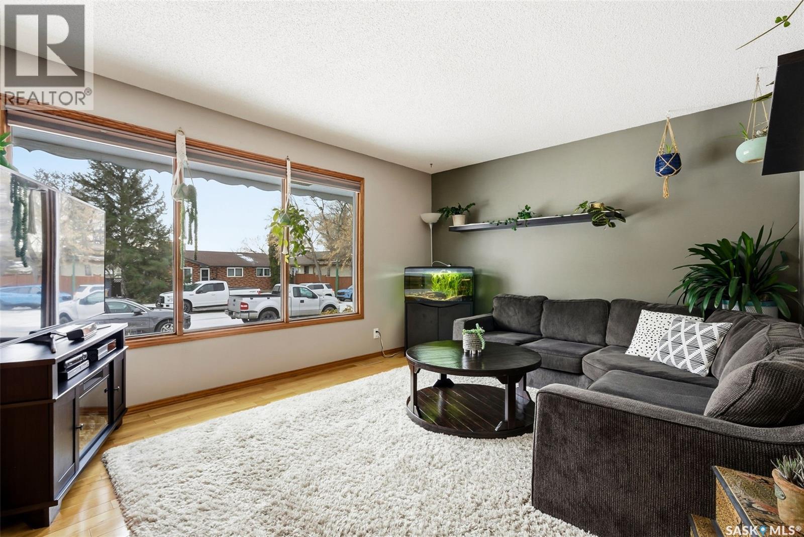 10 Hayes Crescent, Regina, SK - Indoor Photo Showing Living Room