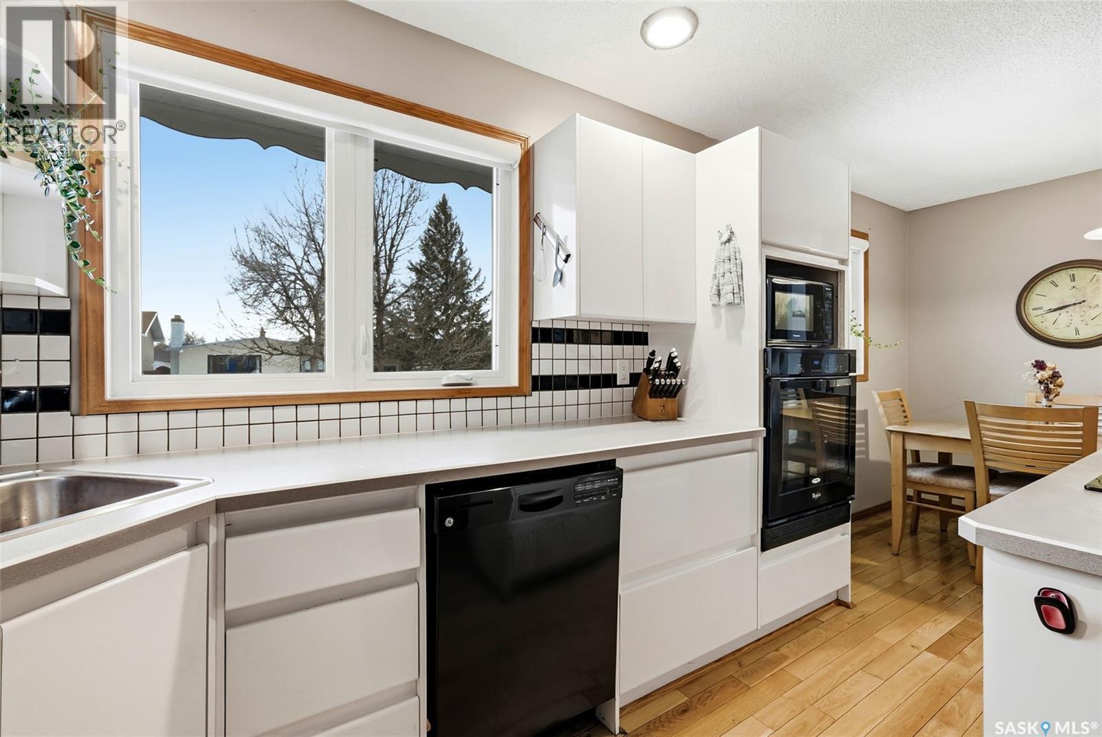 10 Hayes Crescent, Regina, SK - Indoor Photo Showing Kitchen