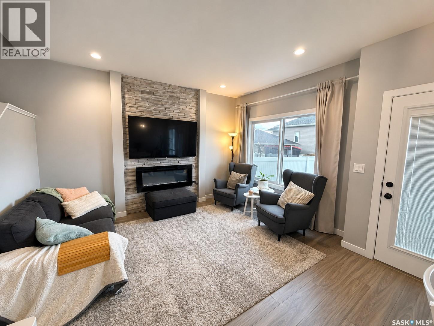 22 1003 Evergreen Boulevard, Saskatoon, SK - Indoor Photo Showing Living Room