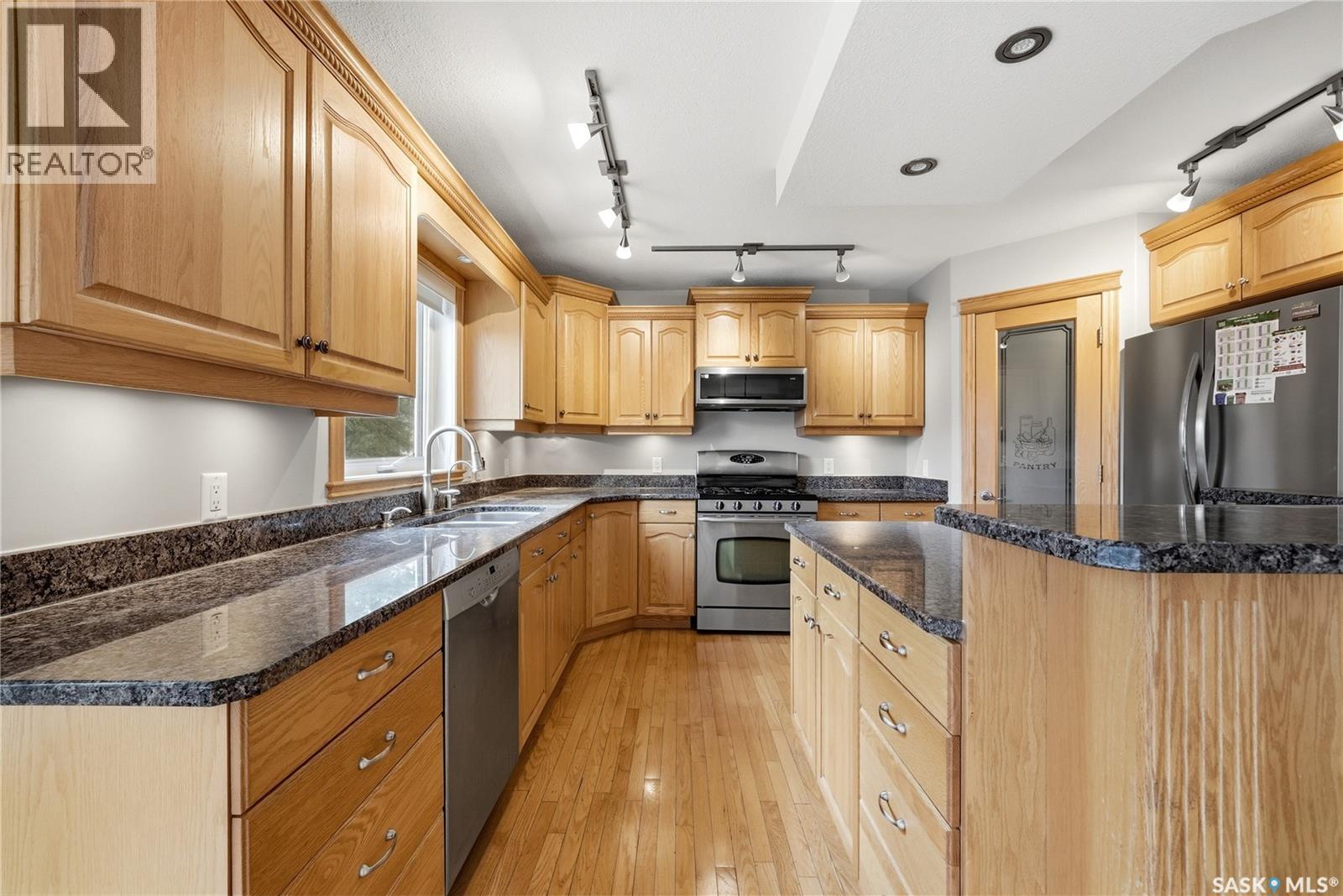 9382 Wascana Mews, Regina, SK - Indoor Photo Showing Kitchen With Double Sink
