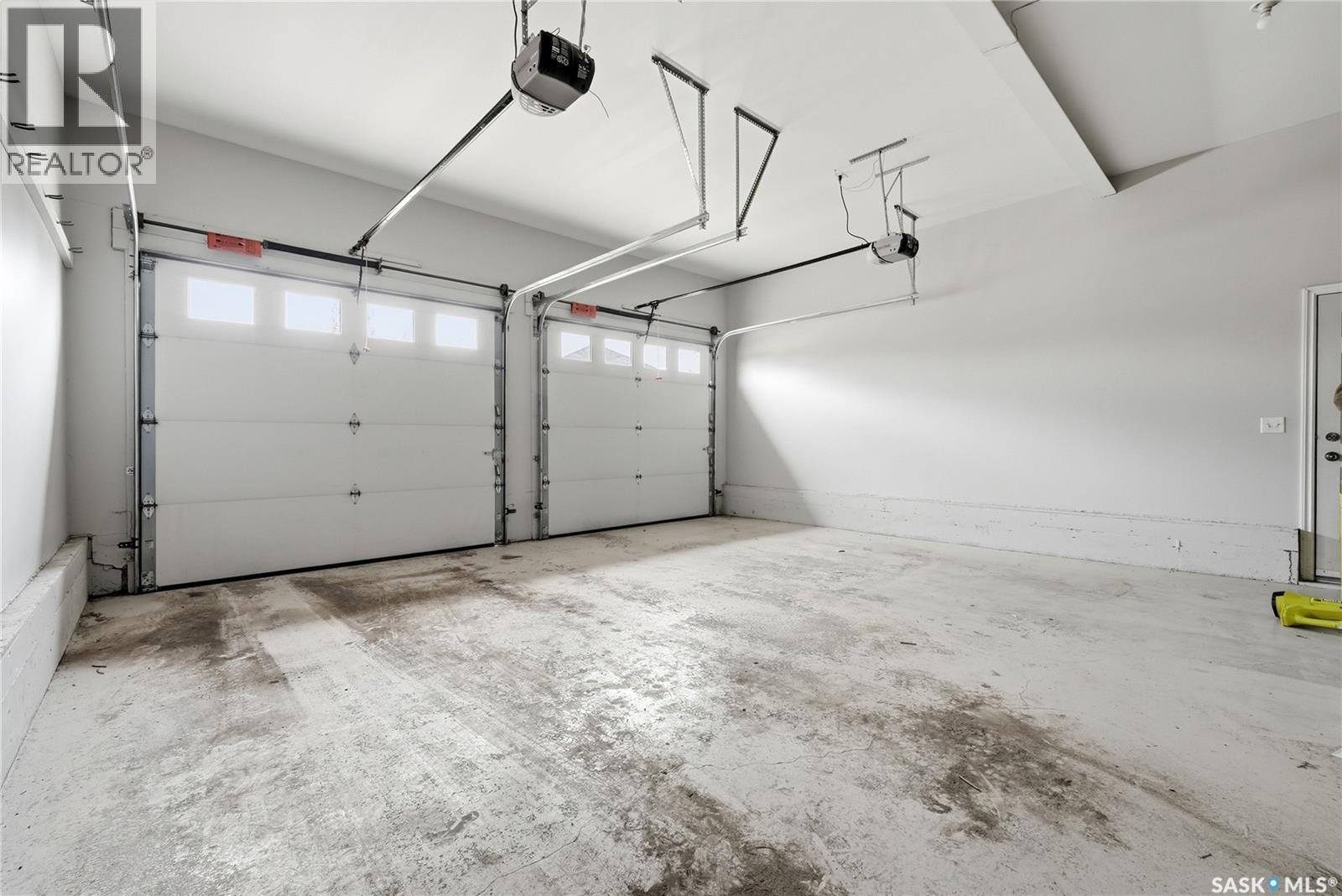 9382 Wascana Mews, Regina, SK - Indoor Photo Showing Garage