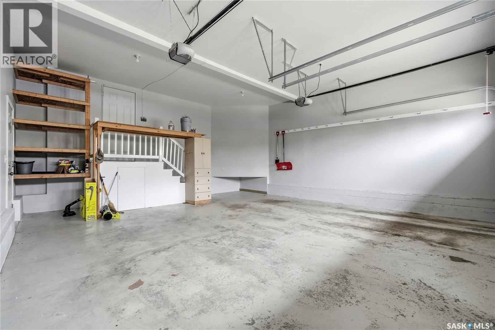 9382 Wascana Mews, Regina, SK - Indoor Photo Showing Garage