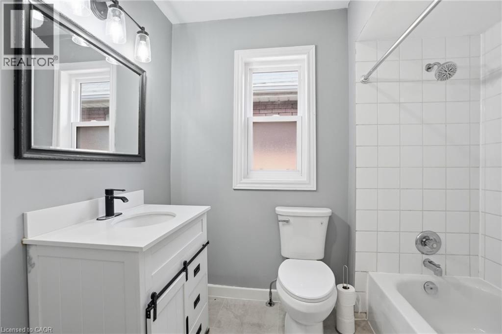 38 Norway Avenue, Hamilton, ON - Indoor Photo Showing Bathroom