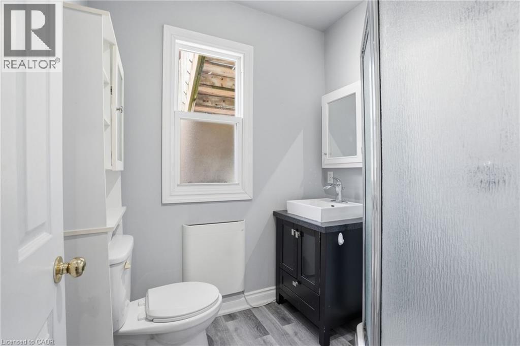 38 Norway Avenue, Hamilton, ON - Indoor Photo Showing Bathroom