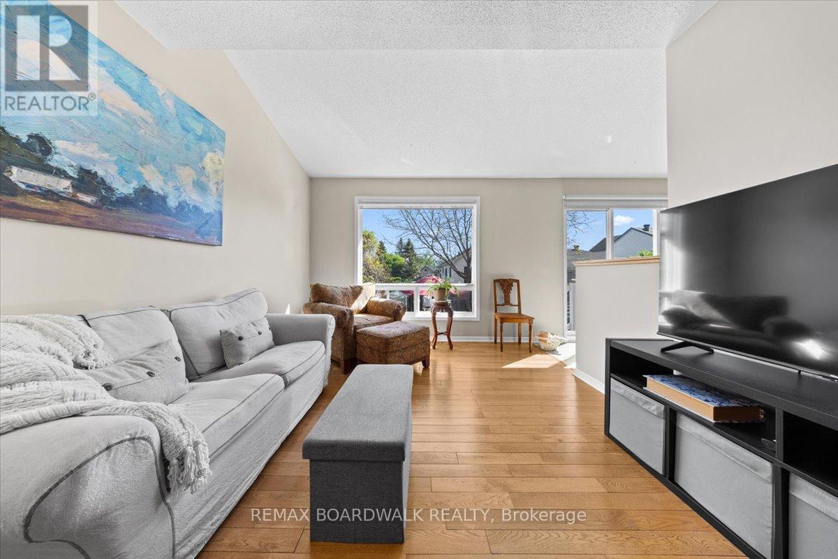 155 Crampton Drive, Carleton Place, ON - Indoor Photo Showing Living Room
