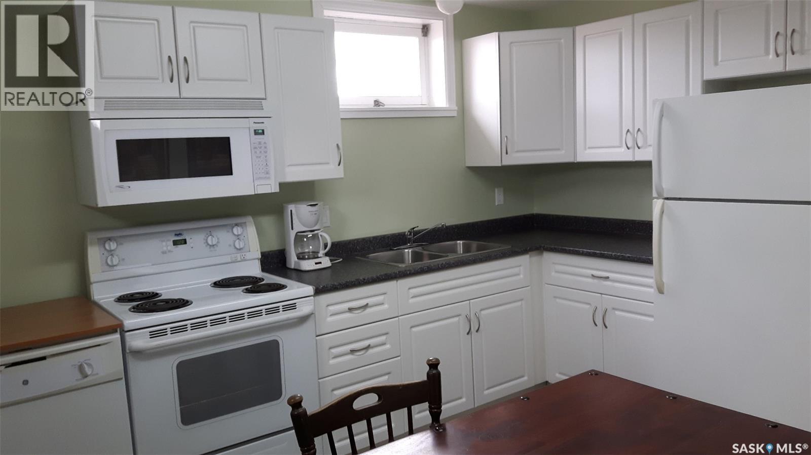 Astren Acreage, Antler Rm No. 61, SK - Indoor Photo Showing Kitchen With Double Sink