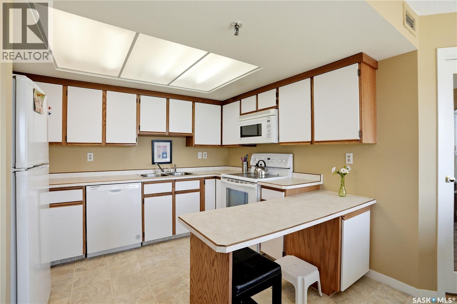 2160 424 Spadina Crescent E, Saskatoon, SK - Indoor Photo Showing Kitchen With Double Sink