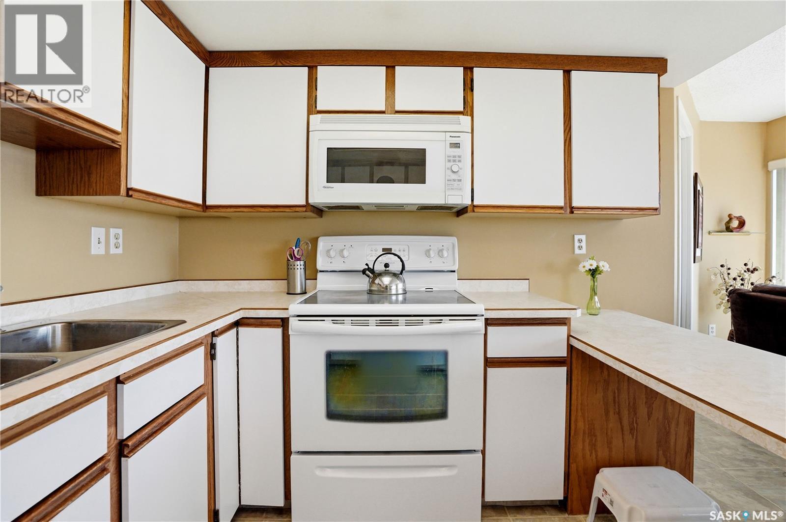 2160 424 Spadina Crescent E, Saskatoon, SK - Indoor Photo Showing Kitchen
