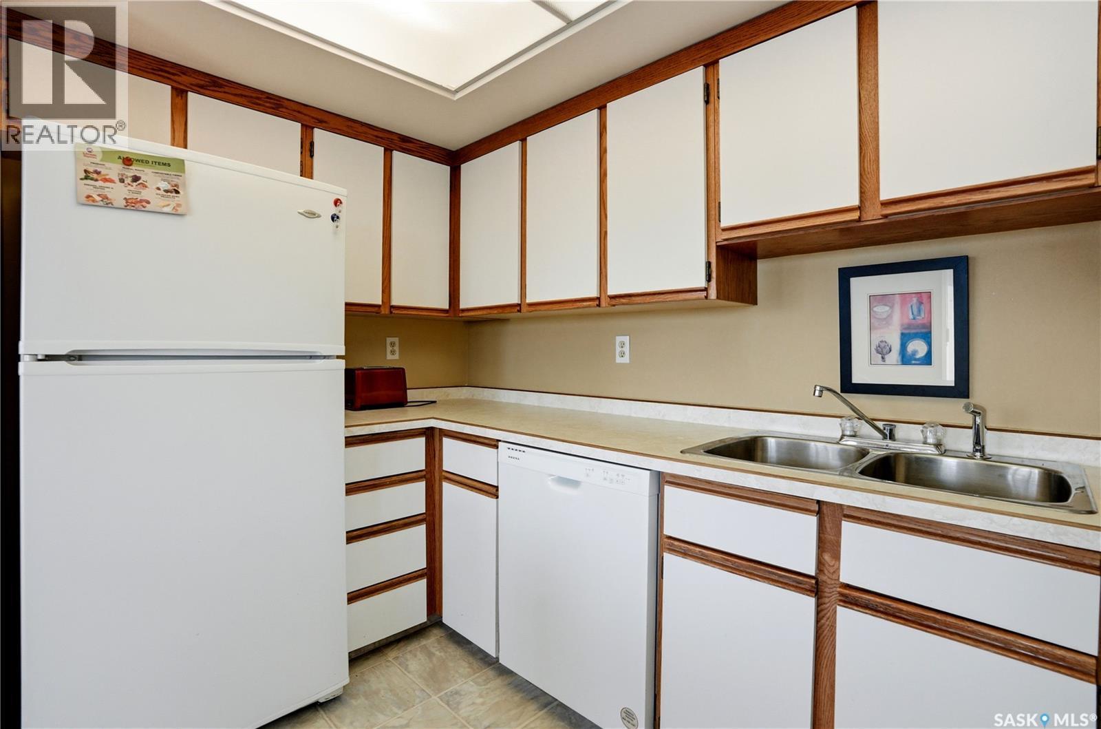 2160 424 Spadina Crescent E, Saskatoon, SK - Indoor Photo Showing Kitchen With Double Sink
