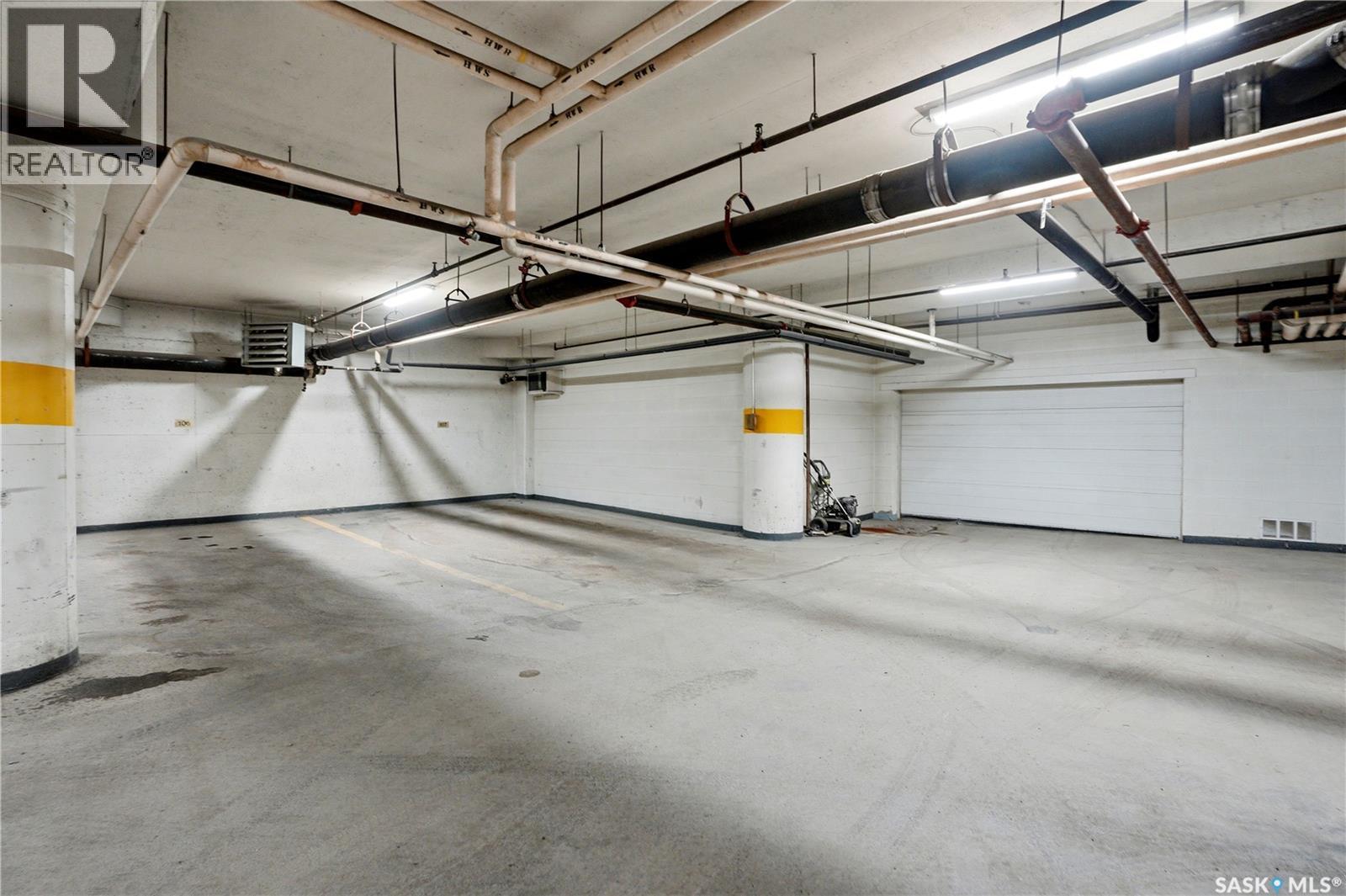 2160 424 Spadina Crescent E, Saskatoon, SK - Indoor Photo Showing Garage