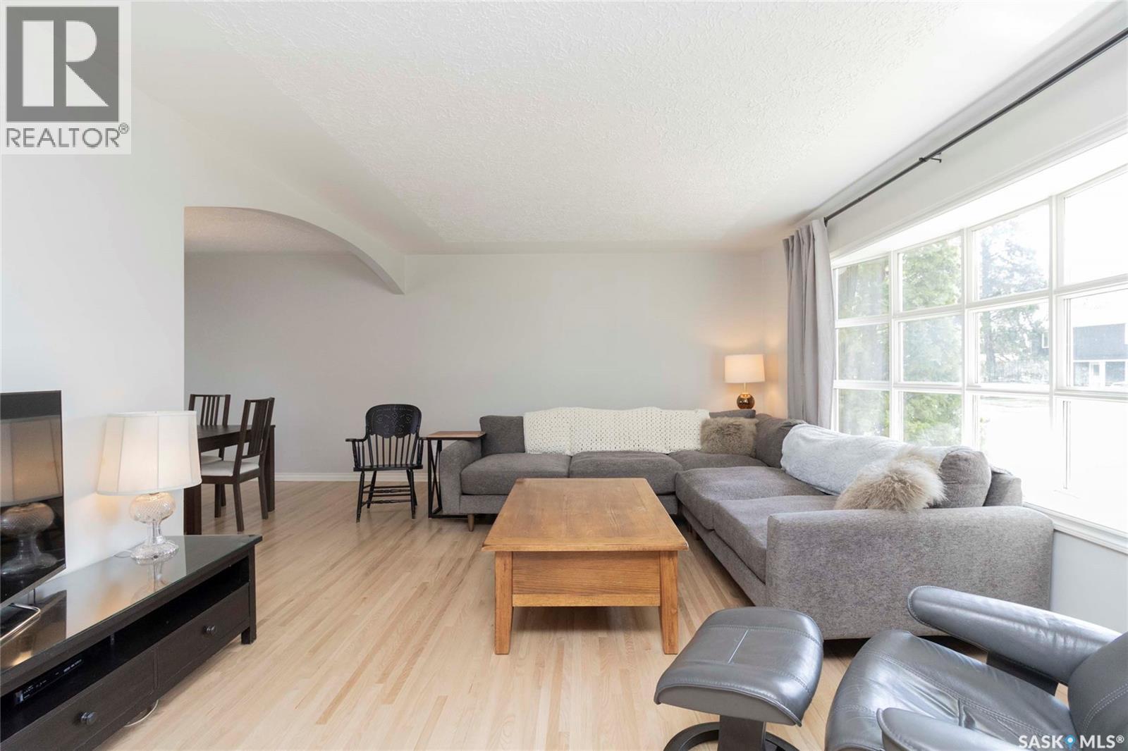 1515 Hilliard Street E, Saskatoon, SK - Indoor Photo Showing Living Room