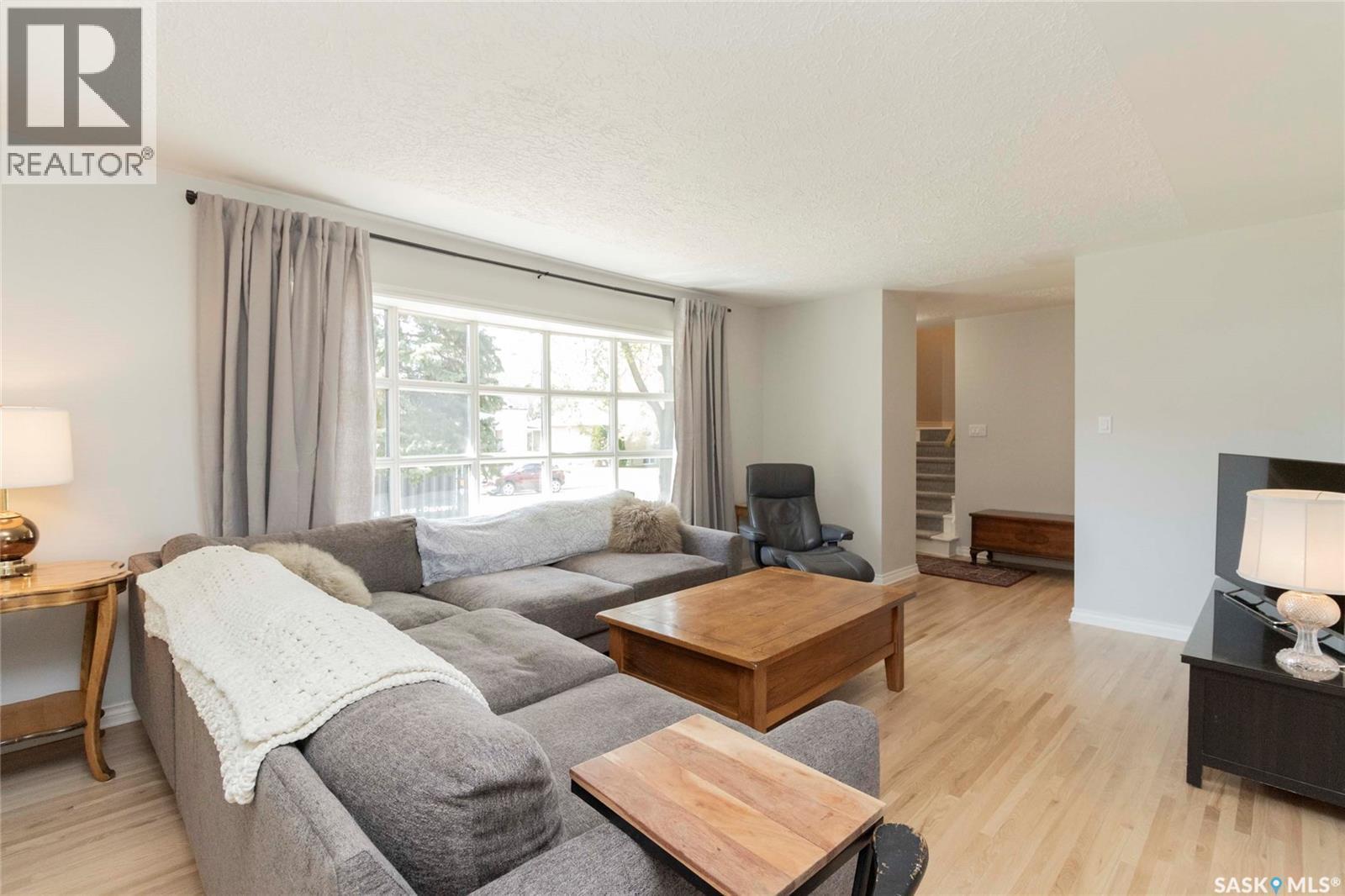 1515 Hilliard Street E, Saskatoon, SK - Indoor Photo Showing Living Room
