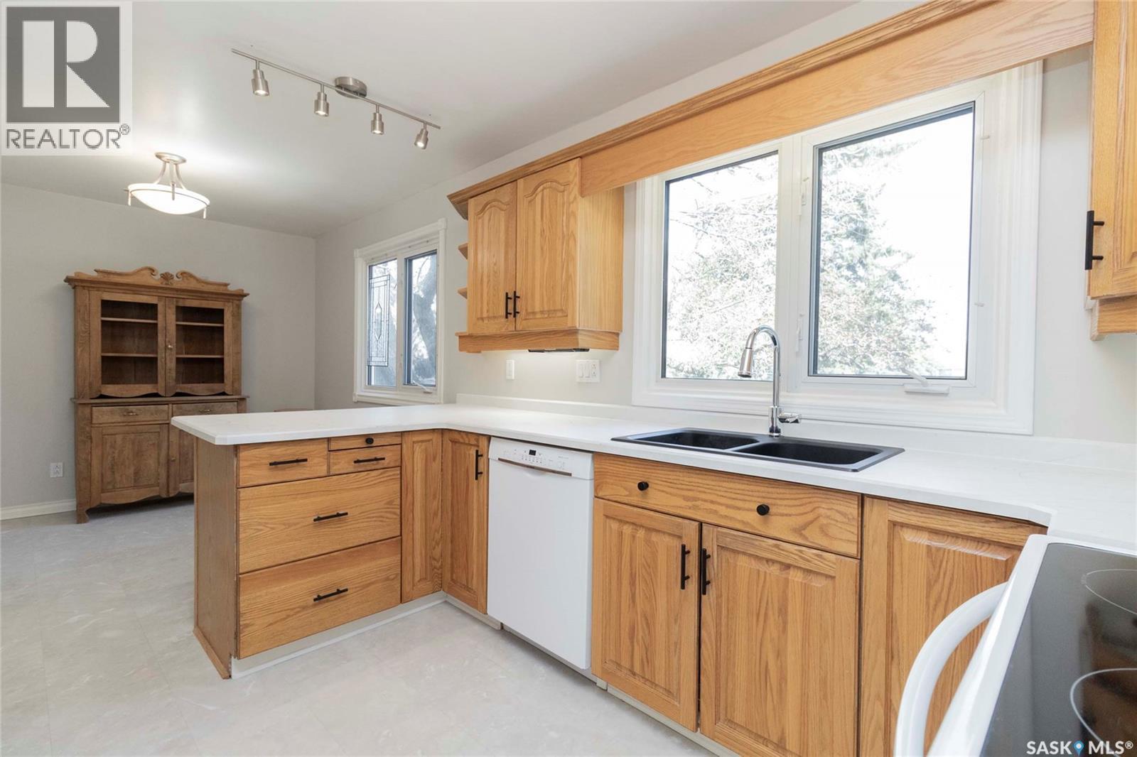 1515 Hilliard Street E, Saskatoon, SK - Indoor Photo Showing Kitchen With Double Sink