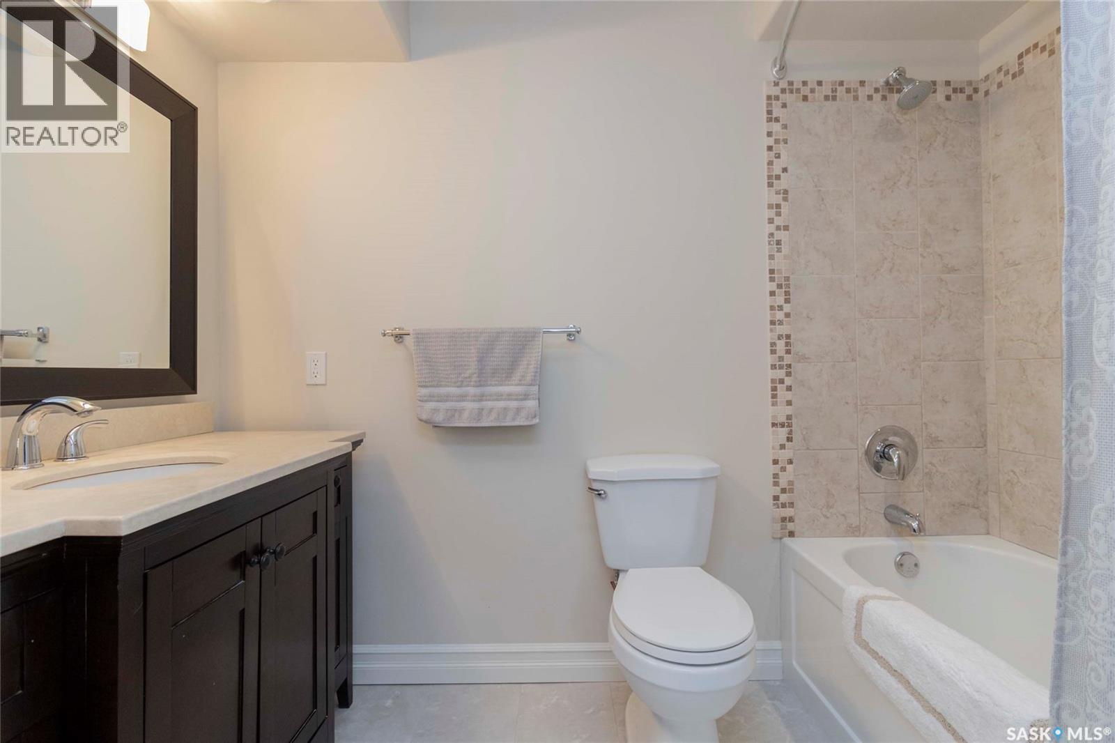 1515 Hilliard Street E, Saskatoon, SK - Indoor Photo Showing Bathroom