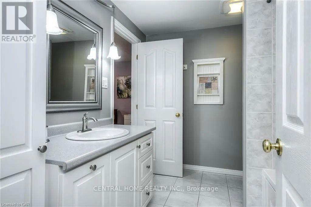100 Biehn Drive, Kitchener, ON - Indoor Photo Showing Bathroom