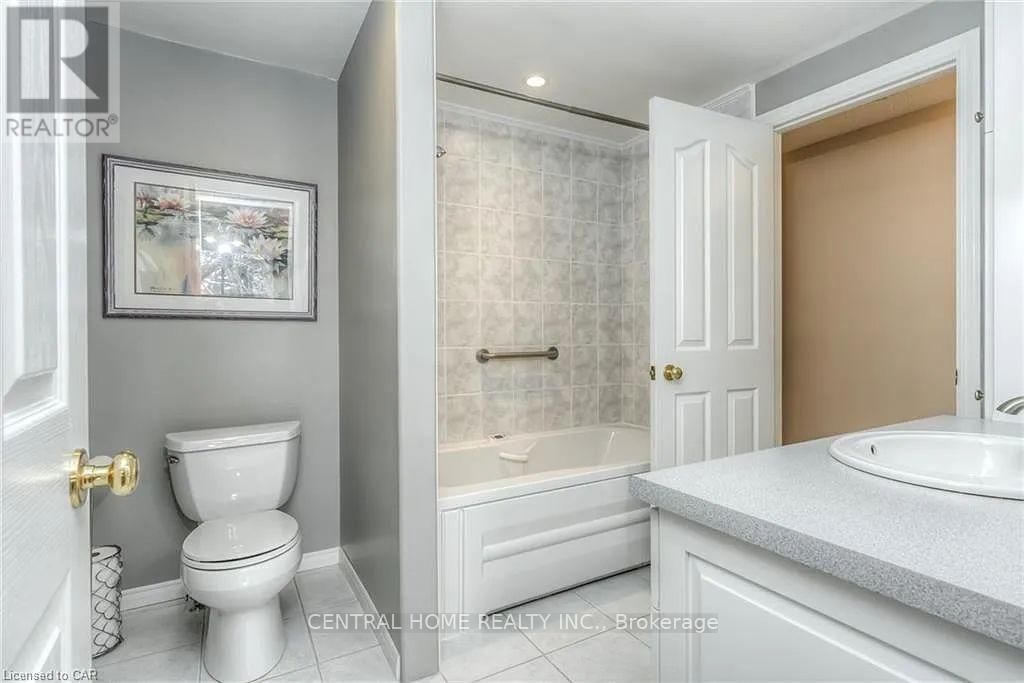 100 Biehn Drive, Kitchener, ON - Indoor Photo Showing Bathroom