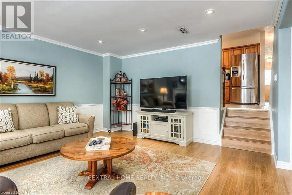 100 Biehn Drive, Kitchener, ON - Indoor Photo Showing Living Room