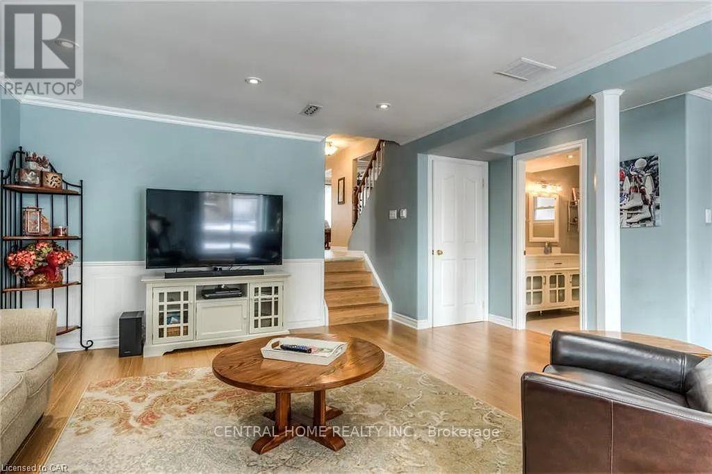 100 Biehn Drive, Kitchener, ON - Indoor Photo Showing Living Room