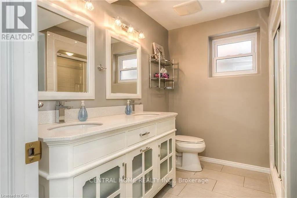 100 Biehn Drive, Kitchener, ON - Indoor Photo Showing Bathroom