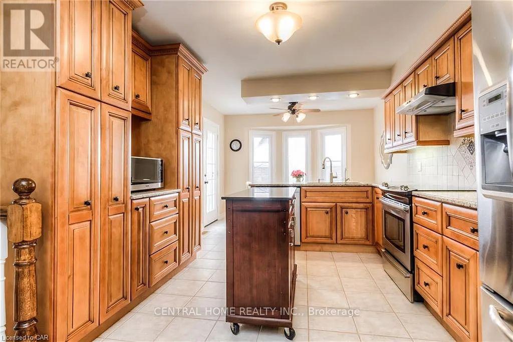 100 Biehn Drive, Kitchener, ON - Indoor Photo Showing Kitchen