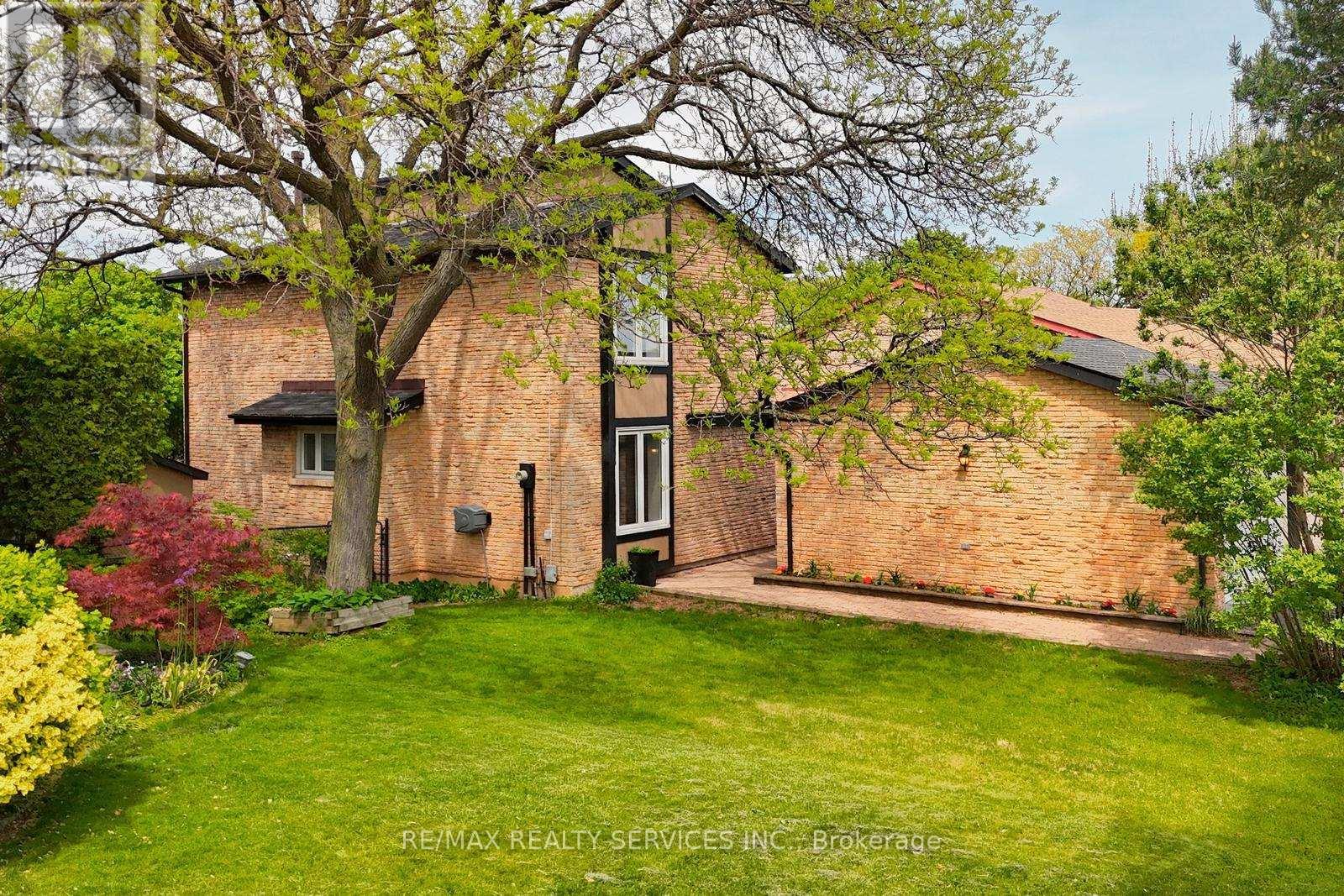 2545 Folkway Drive, Mississauga, ON - Outdoor