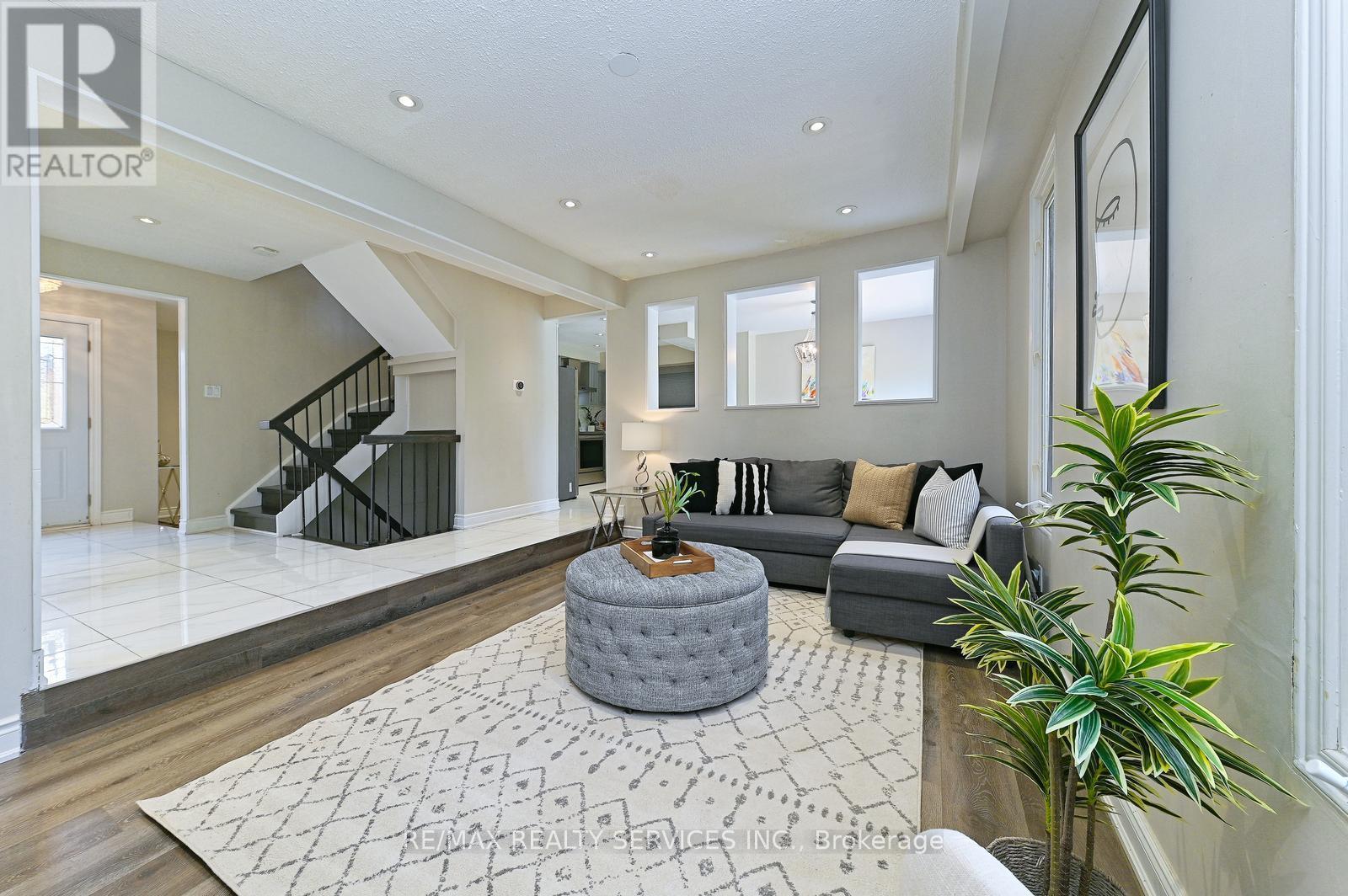 2545 Folkway Drive, Mississauga, ON - Indoor Photo Showing Living Room