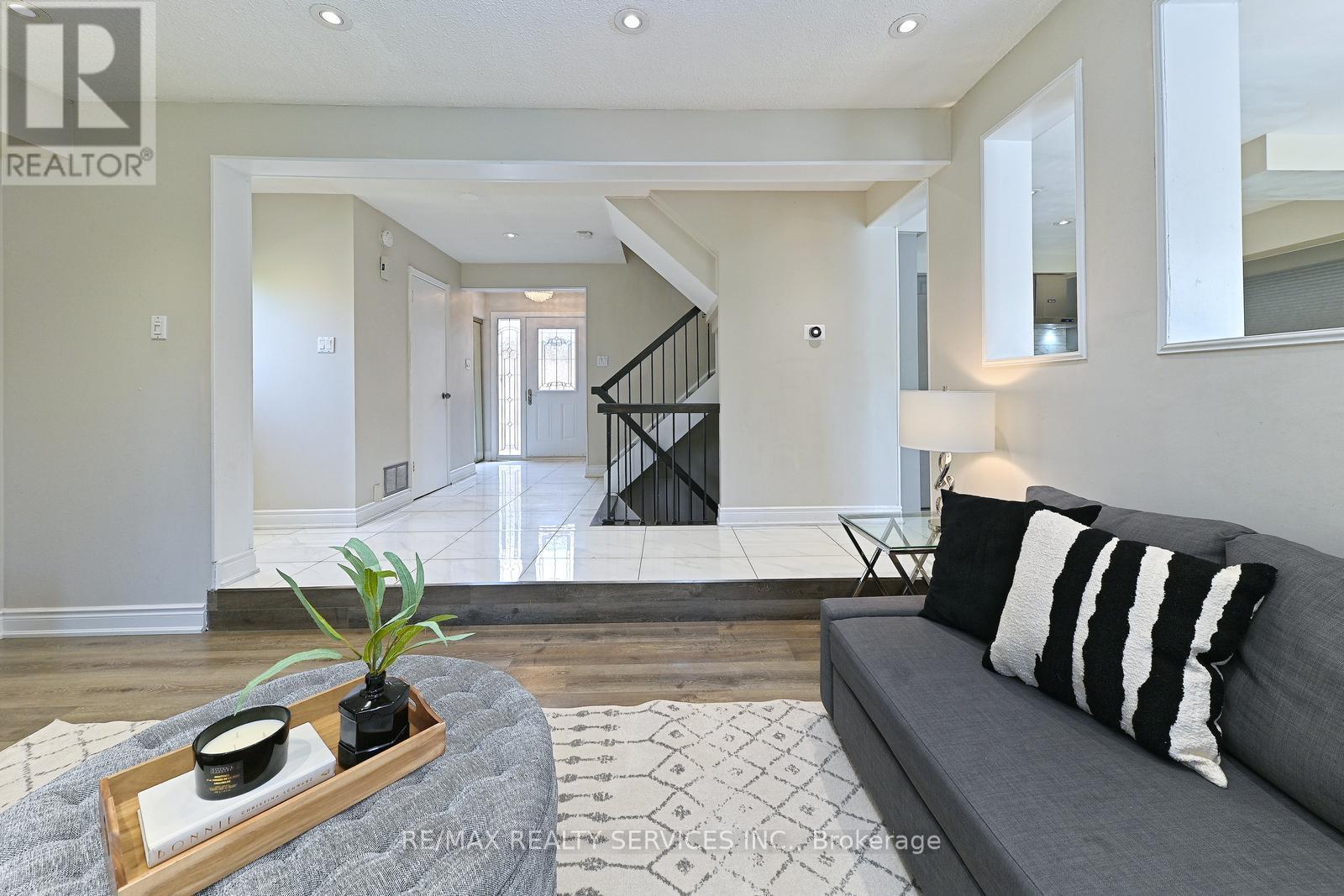 2545 Folkway Drive, Mississauga, ON - Indoor Photo Showing Living Room