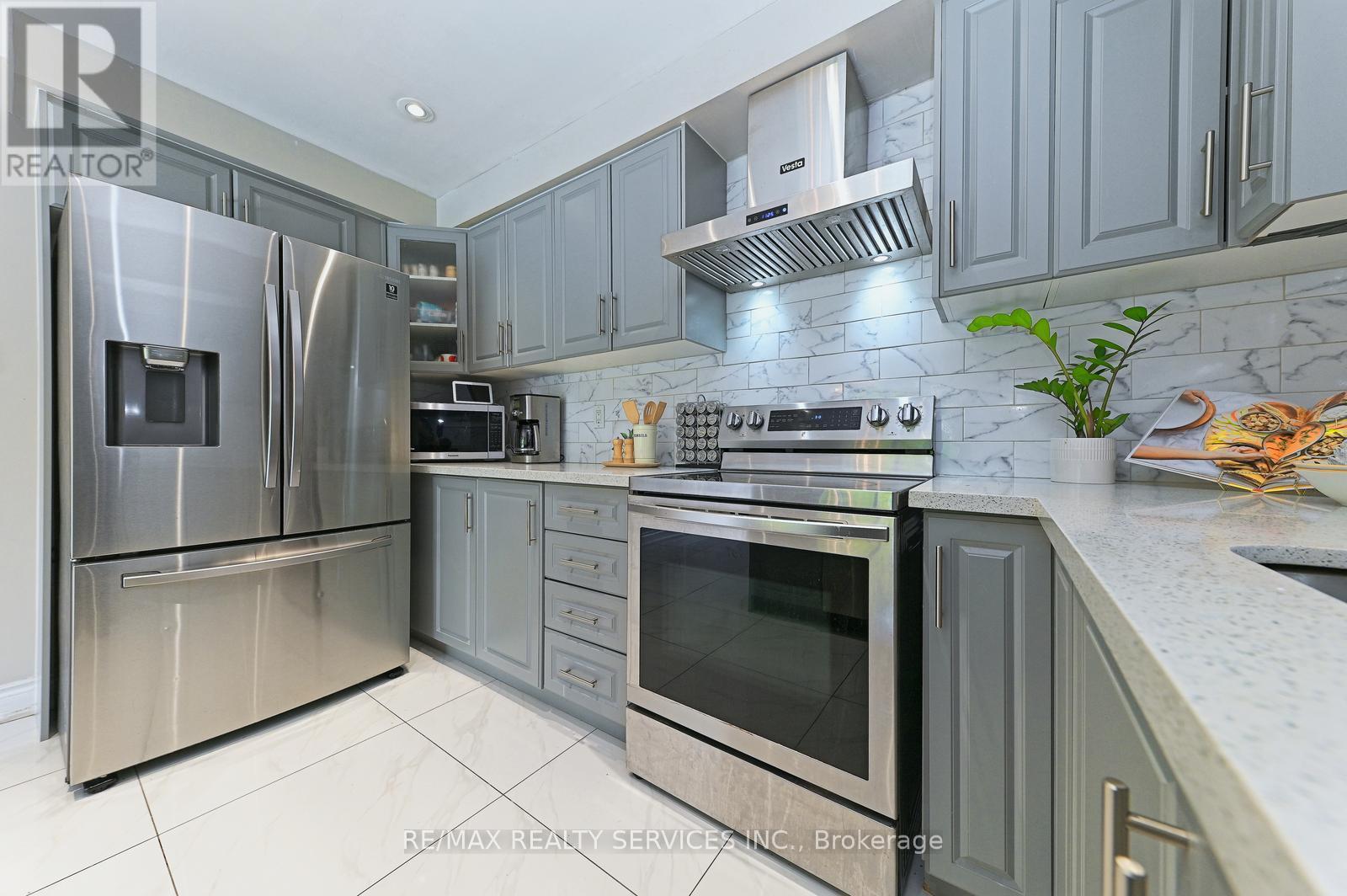 2545 Folkway Drive, Mississauga, ON - Indoor Photo Showing Kitchen With Stainless Steel Kitchen