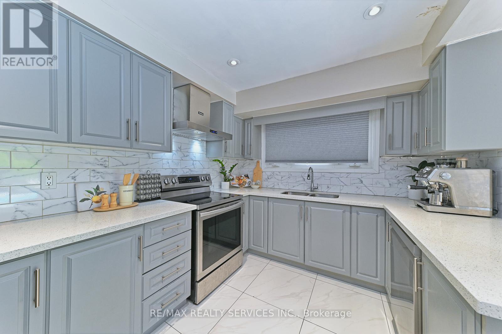 2545 Folkway Drive, Mississauga, ON - Indoor Photo Showing Kitchen