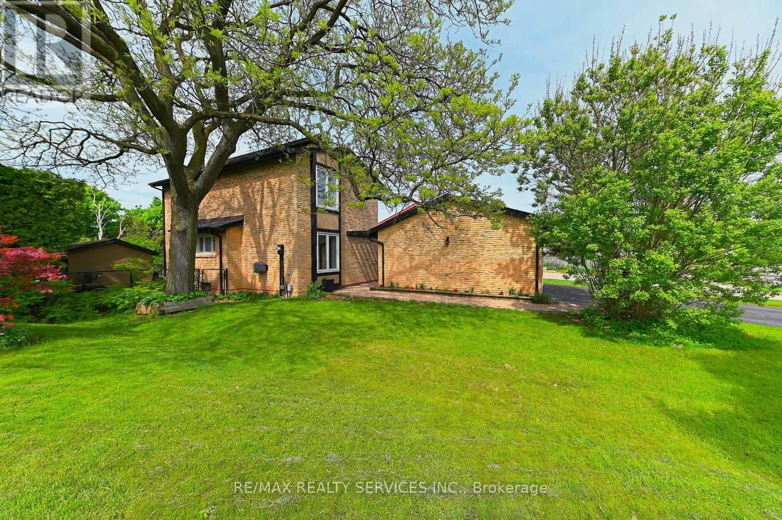2545 Folkway Drive, Mississauga, ON - Outdoor