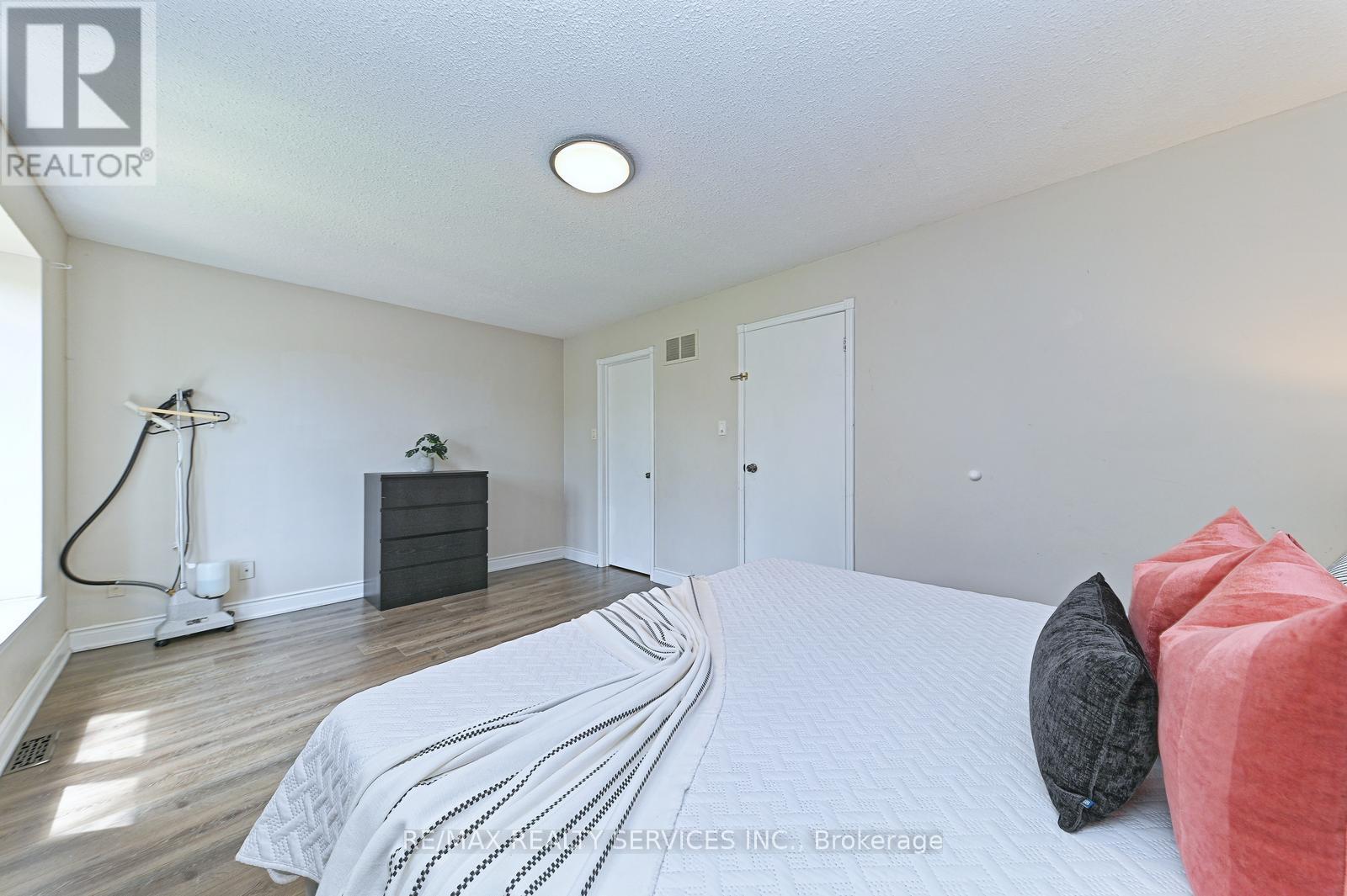 2545 Folkway Drive, Mississauga, ON - Indoor Photo Showing Bedroom
