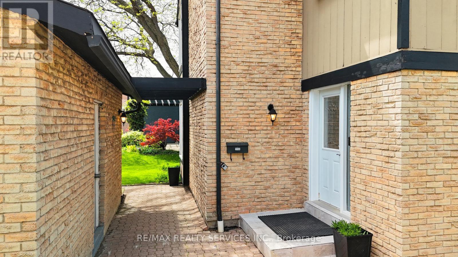 2545 Folkway Drive, Mississauga, ON - Outdoor With Exterior