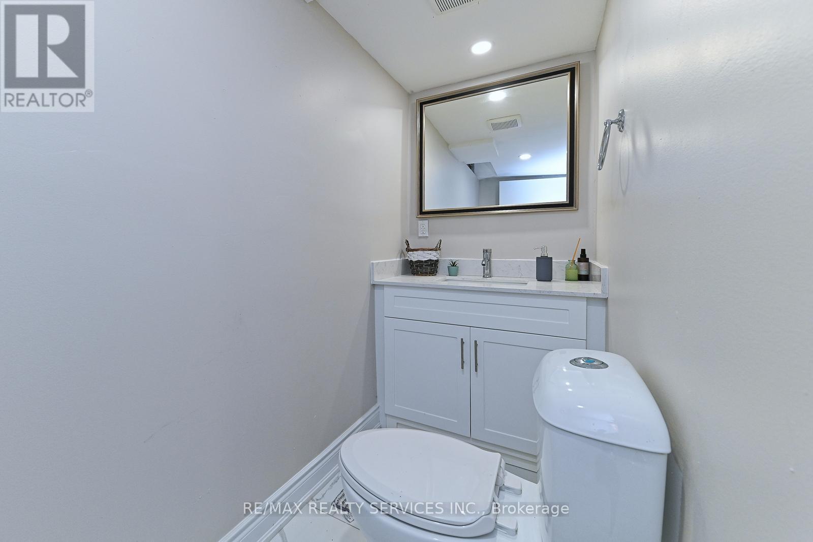 2545 Folkway Drive, Mississauga, ON - Indoor Photo Showing Bathroom