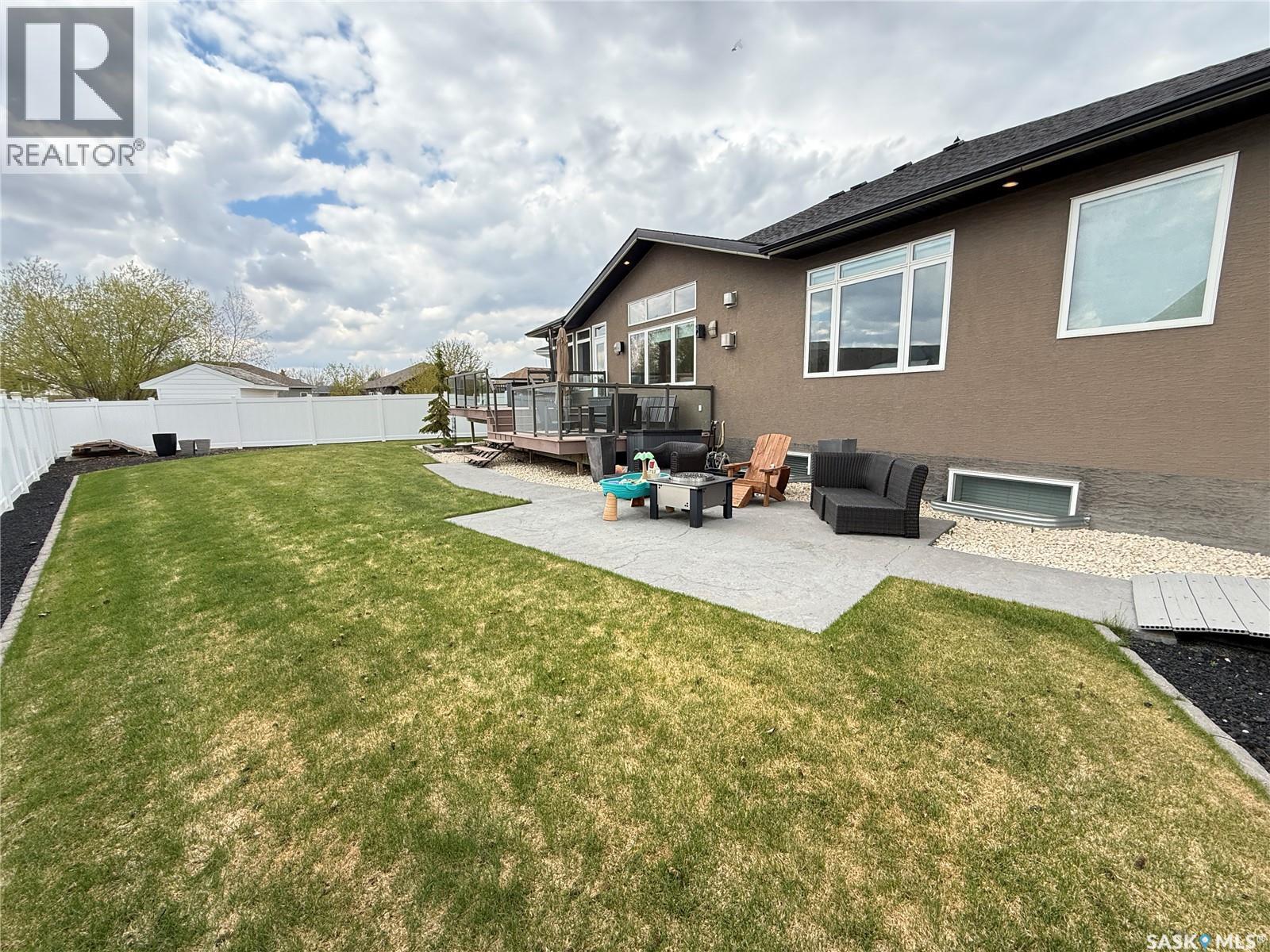 1832 Gordon Miles Place, Weyburn, SK - Outdoor