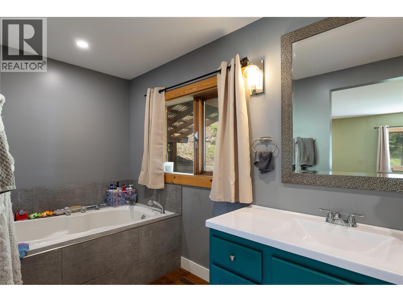 Ensuite bathroom - with tub - 4644 97 Highway, Westwold, BC - Indoor Photo Showing Bathroom