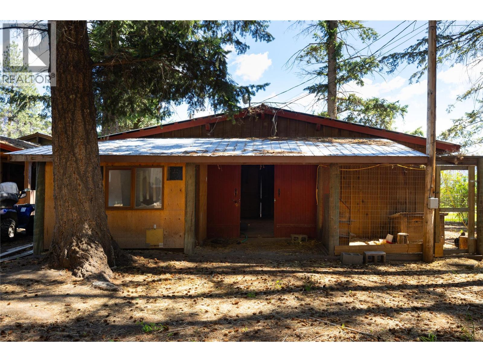 Barn and chicken coop - 4644 97 Highway, Westwold, BC - Outdoor